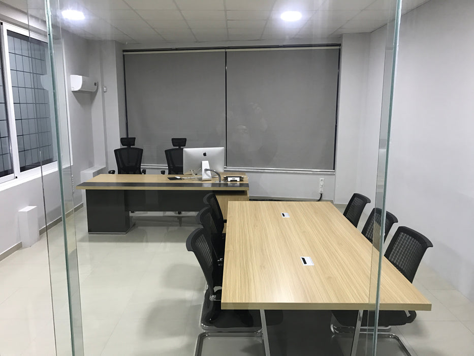 Γραφείο συνεδριάσεων χωρίς καρέκλες